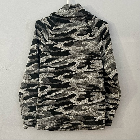 Derek Heart Camouflaged Cowl Neck Sweater - Picture 3 of 4